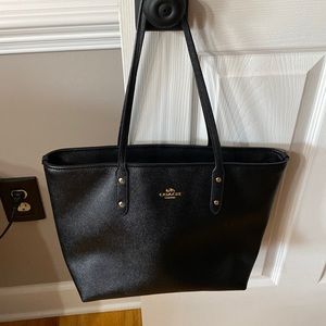 Black coach tote purse with zippered closure